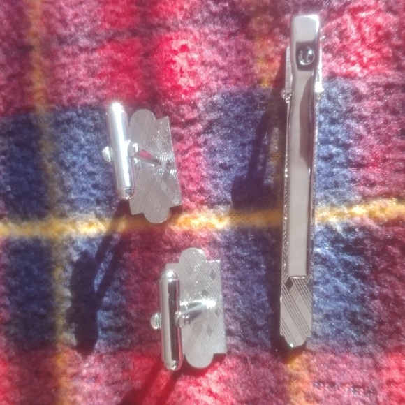 Designers signed stamped cufflinks tie clip set - Picture 3 of 6